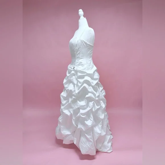 Elegant David’s Bridal White Strapless Gown - Picture 4 of 7